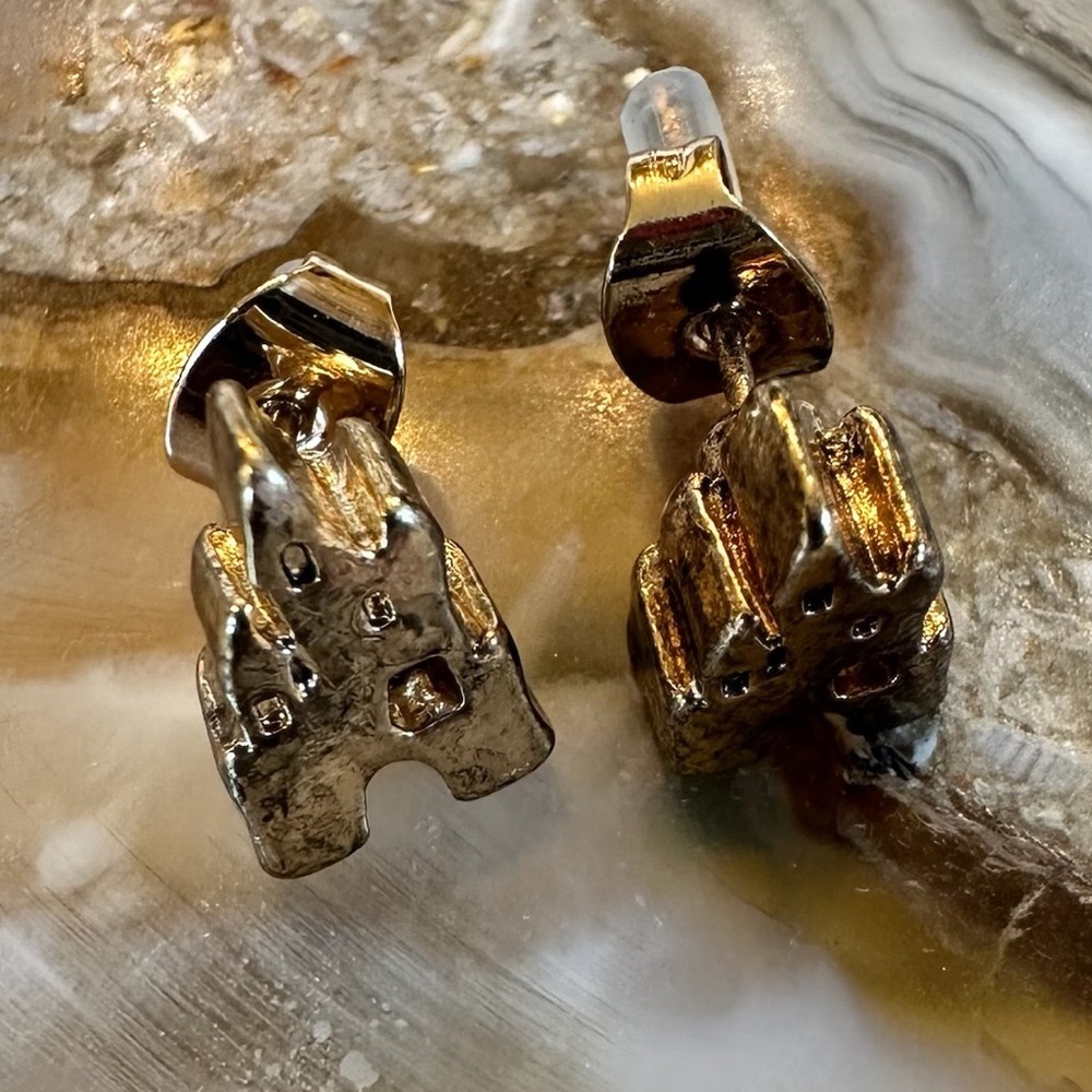 3022 Elegant Gold Tone Castle Stud Earrings